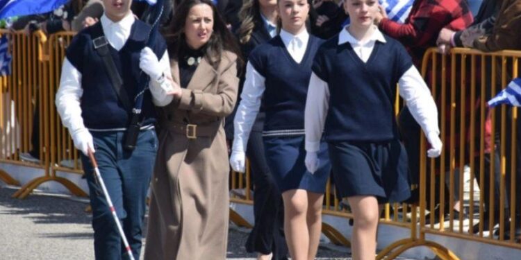 Ρίγη συγκίνησης στο Μεσολόγγι – Τυφλός μαθητής σημαιοφόρος στην παρέλαση της 25ης Μαρτίου