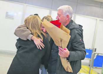 «Οι ζωές μας είναι σε κατάσταση πολέμου» – Συγκλονιστικές μαρτυρίες Ελλήνων που βρίσκονταν ή βρέθηκαν στην καρδιά του πολέμου