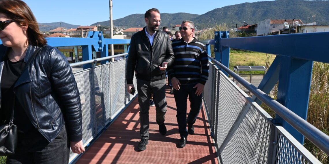 Στην πεζογέφυρα Νεάπολης ο Περιφερειάρχης-χρησιμοποιείται πλέον με ασφάλεια!