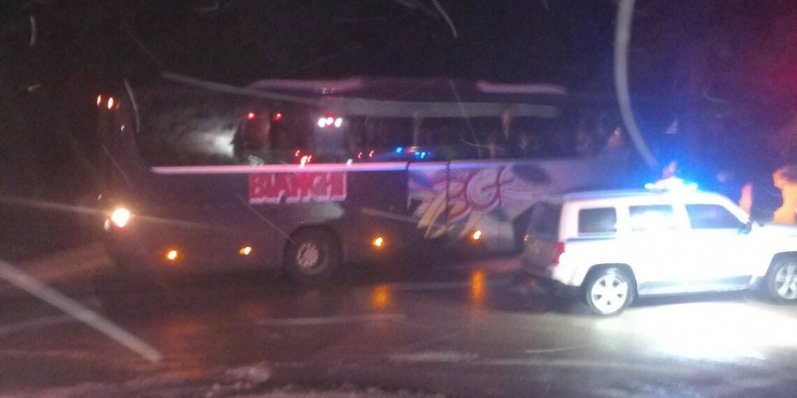 Απεγκλωβισμός μαθητικού λεωφορείου στην περιοχή Λαμπίρι Αιτωλοακαρνανίας