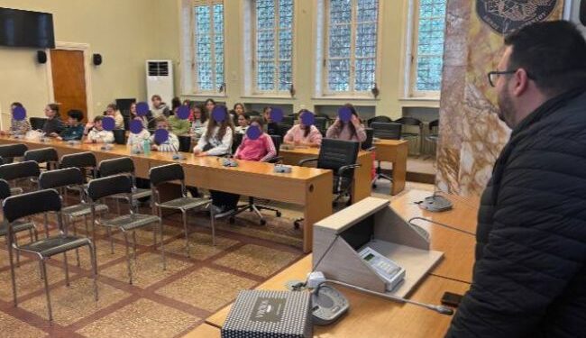 Επίσκεψη μαθητών του 10ου Δημοτικού Σχολείου στο Δημαρχείο Αγρινίου