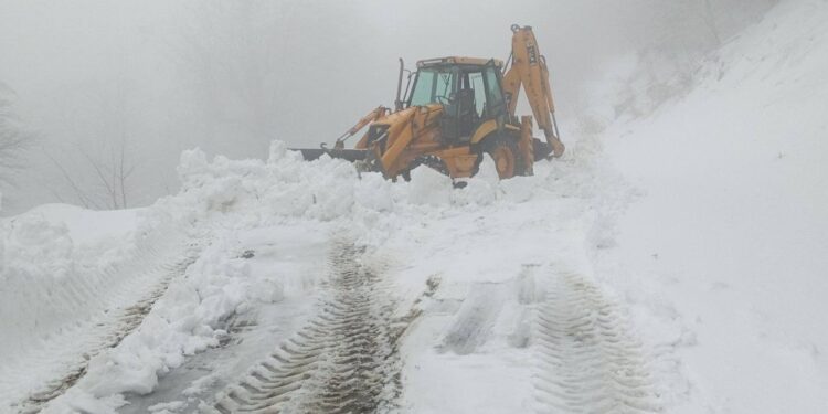 Στα «λευκά» τα ορεινά της Αιτωλοακαρνανίας – Σε πλήρη επιφυλακή η Περιφέρεια