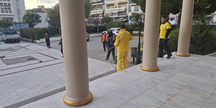 Αγρίνιο: Συμβολή των εθελοντών στον καθαρισμό σε χώρους από όπου θα περάσουν οι Επιτάφιοι, ενόψει της Μεγάλης Εβδομάδας.