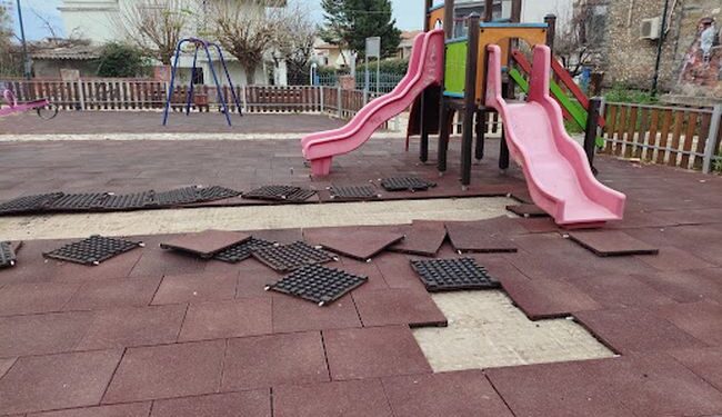 Άγνωστοι κατέστρεψαν ξανά την παιδική χαρά στο Παναιτώλιο