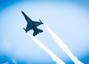 Συγκίνηση και δέος στο Μεσολόγγι από την αεροπορική επίδειξη του F-16