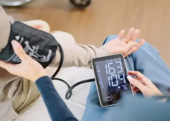 Αρτηριακή πίεση: Σημάδια που μπορεί να δείχνουν ότι έχετε υπέρταση – Τι να προσέχουν οι γυναίκες