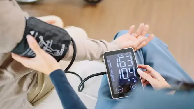 Αρτηριακή πίεση: Σημάδια που μπορεί να δείχνουν ότι έχετε υπέρταση – Τι να προσέχουν οι γυναίκες