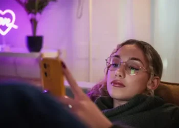 Η Gen Z προτιμάει τον ύπνο από την σεξουαλική επαφή – Τι έδειξε έρευνα