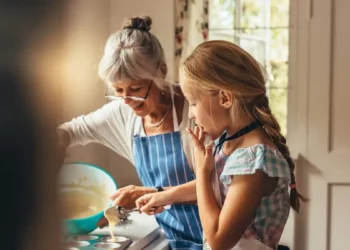 Η επιστροφή στην κουζίνα των γιαγιάδων: Πώς οι παραδοσιακές συνταγές έγιναν trend στα social και φέρνουν χρήμα σε μικρές κοινότητες