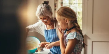 Η επιστροφή στην κουζίνα των γιαγιάδων: Πώς οι παραδοσιακές συνταγές έγιναν trend στα social και φέρνουν χρήμα σε μικρές κοινότητες