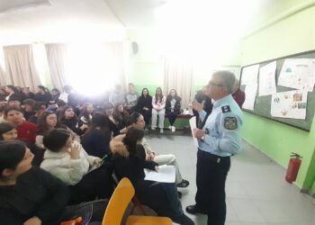 Στο 6ο Γενικό Λύκειο Αγρινίου ο Υπαστυνόμος Δημήτρης Ρούσης με πρακτική ενημέρωση για τον ΚΟΚ