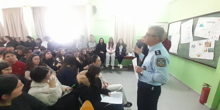 Στο 6ο Γενικό Λύκειο Αγρινίου ο Υπαστυνόμος Δημήτρης Ρούσης με πρακτική ενημέρωση για τον ΚΟΚ