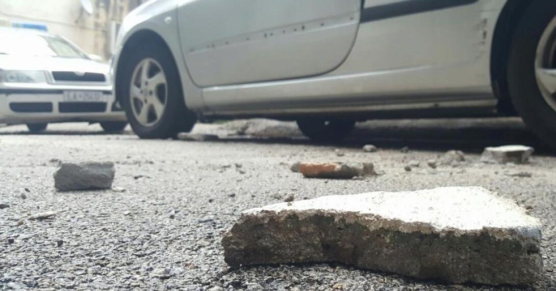 Αγρίνιο: Παραλίγο τραγωδία – Από θαύμα γλίτωσε πολίτης από πτώση μαρμάρου από μπαλκόνι