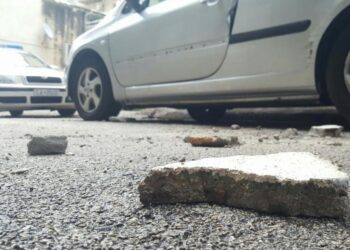 Αγρίνιο: Παραλίγο τραγωδία – Από θαύμα γλίτωσε πολίτης από πτώση μαρμάρου από μπαλκόνι