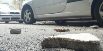 Αγρίνιο: Παραλίγο τραγωδία – Από θαύμα γλίτωσε πολίτης από πτώση μαρμάρου από μπαλκόνι