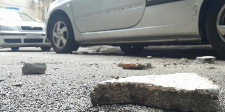 Αγρίνιο: Παραλίγο τραγωδία – Από θαύμα γλίτωσε πολίτης από πτώση μαρμάρου από μπαλκόνι