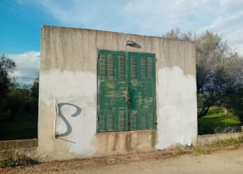 Καταγγελία ΚΚΕ: βρώμισαν τα χωριά στην περιοχή της Μακρυνείας με τα αποκρουστικά τους σύμβολα