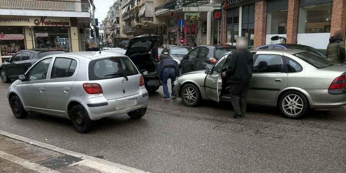 Αγρίνιο: Καραμπόλα τριών οχημάτων στο κέντρο