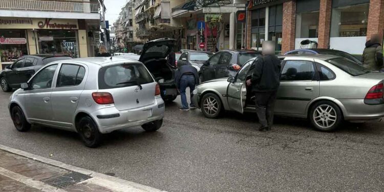 Αγρίνιο: Καραμπόλα τριών οχημάτων στο κέντρο