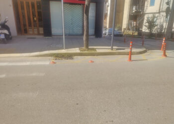 Αγρίνιο: Πιτσιρικάδες ξεσπούν στα κολωνάκια στο δρόμο!