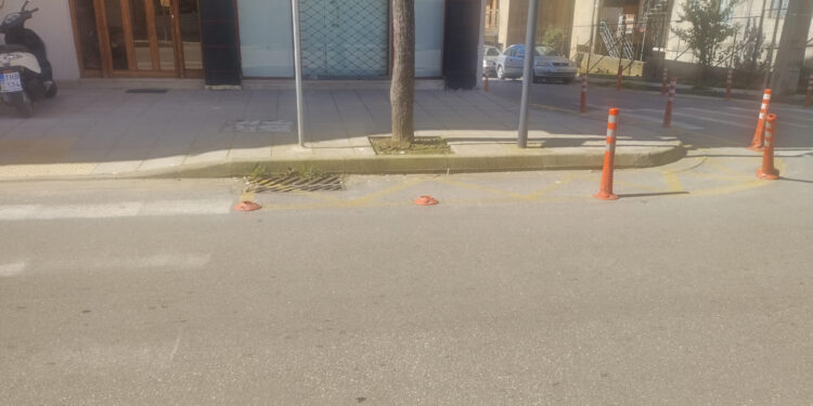 Αγρίνιο: Πιτσιρικάδες ξεσπούν στα κολωνάκια στο δρόμο!