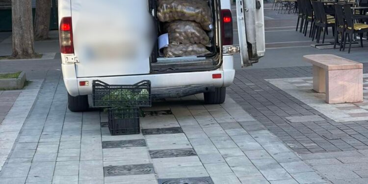 Αγρίνιο: Φθορές στο συντριβάνι της Πλατείας Δημοκρατίας από φορτηγό – Θα αποδοθούν ευθύνες λέει ο δήμος