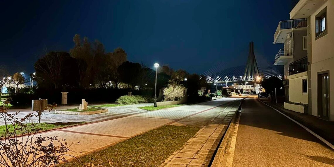 Νέος φωτισμός στην πλατεία Χορμόβα και τον πεζόδρομο Αντιρρίου