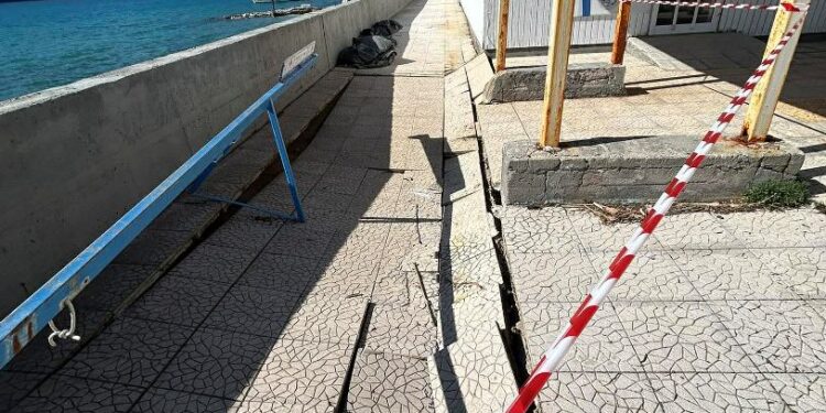 Καθίζηση πλακόστρωσης στον περιβάλλοντα χώρο του παλαιού Κέντρου Υγείας – Άμεση κινητοποίηση του Δήμου Ξηρομέρου