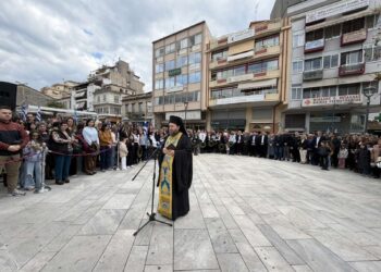 Αγρίνιο: Επιμνημόσυνη δέηση και κατάθεση στεφάνων στο Μνημείο των Πεσόντων στην πλατεία Δημάδη (ΦΩΤΟ)