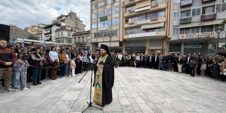 Αγρίνιο: Επιμνημόσυνη δέηση και κατάθεση στεφάνων στο Μνημείο των Πεσόντων στην πλατεία Δημάδη (ΦΩΤΟ)