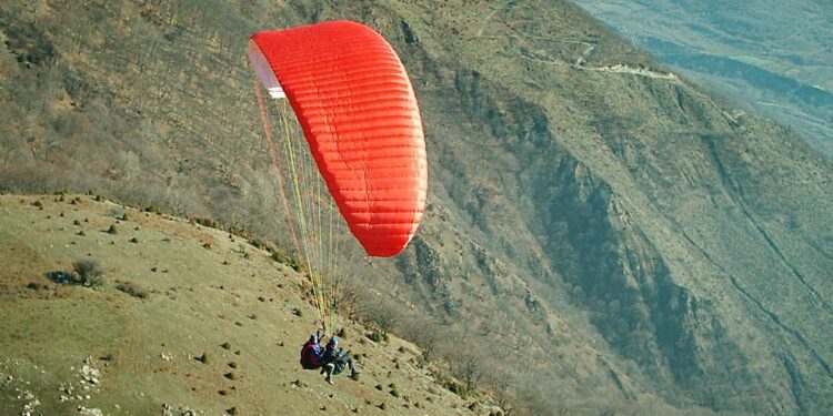 Πρωτομαγιά στον γραφικό Εμπεσό με Αγώνες Αλεξίπτωτου Πλαγιάς