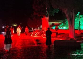 Νυχτερινό ευλαβικό προσκύνημα στον Κήπο των Ηρώων