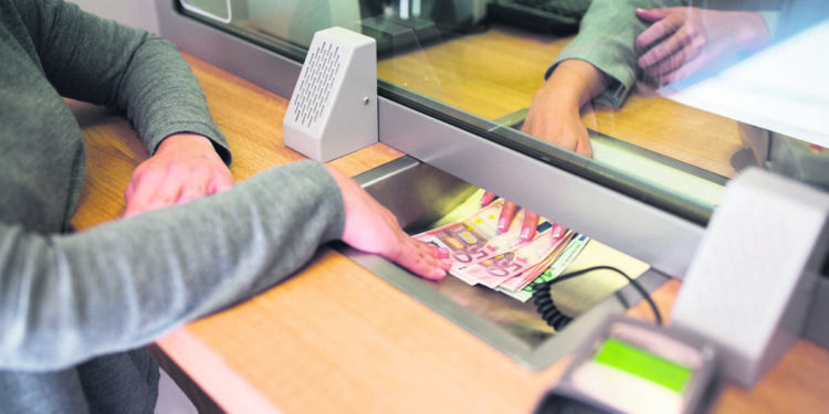 Απαλλάσονται από φόρο κληρονομιάς οι συνδικαιούχοι τραπεζικών λογαριασμών