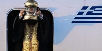 Άγιο Φως 2026: Σήμερα οι κρίσιμες αποφάσεις – Ποιο είναι το «plan B» – Πώς θα έρθει στην Ελλάδα