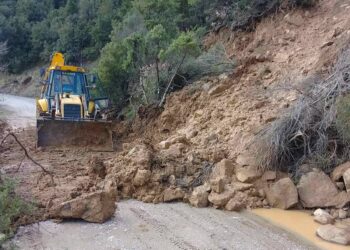 Σε εξέλιξη εργασίες αποκατάστασης στη Χομόρη Ναυπακτίας μετά από καταπτώσεις