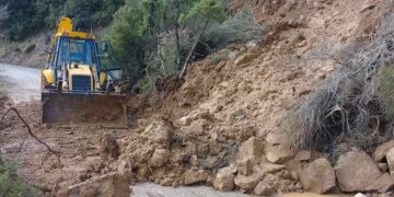 Σε εξέλιξη εργασίες αποκατάστασης στη Χομόρη Ναυπακτίας μετά από καταπτώσεις