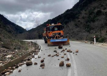 Απομάκρυνση επικίνδυνων βράχων στο οδικό δίκτυο Αγρίνιο – Λαμπίρι