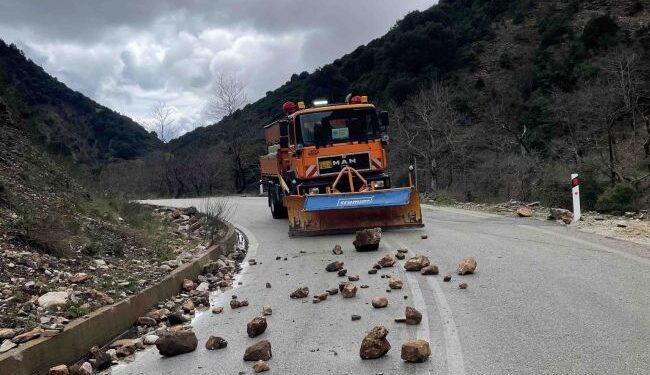Απομάκρυνση επικίνδυνων βράχων στο οδικό δίκτυο Αγρίνιο – Λαμπίρι