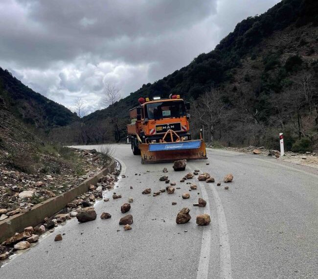 Απομάκρυνση επικίνδυνων βράχων στο οδικό δίκτυο Αγρίνιο – Λαμπίρι