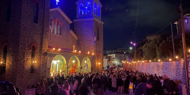 Σπολάιτα Αγρινίου: Οι δάδες φώτισαν την πορεία του Επιταφίου – Ένα έθιμο που συγκινεί και κρατά ζωντανή την παράδοση (ΦΩΤΟ – ΒΙΝΤΕΟ)