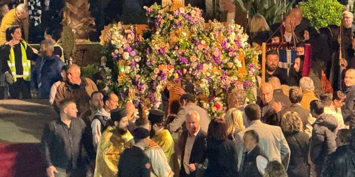 LIVE-Μ. Παρασκευή στο Αγρίνιο: Η συγκλονιστική συνάντηση των Επιταφίων στην Πλατεία Δημοκρατίας