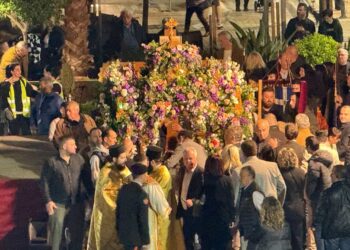 LIVE-Μ. Παρασκευή στο Αγρίνιο: Η συγκλονιστική συνάντηση των Επιταφίων στην Πλατεία Δημοκρατίας