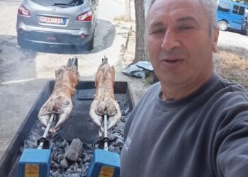 Πάσχα στο Αγρίνιο: Στήθηκαν οι σούβλες και γέμισε χαμόγελα η πόλη