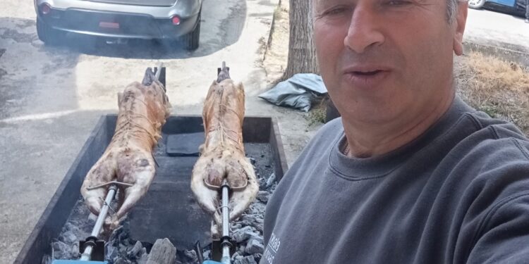 Πάσχα στο Αγρίνιο: Στήθηκαν οι σούβλες και γέμισε χαμόγελα η πόλη