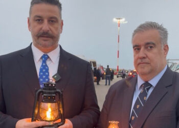 Με λαμπρότητα η παραλαβή του Αγίου Φωτός στην Αιτωλοακαρνανία – Ο Αντιπεριφερειάρχης Θανάσης Μαυρομμάτης το παρέλαβε και ξεκίνησε η διανομή στις Εκκλησίες