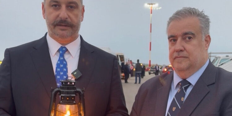 Με λαμπρότητα η παραλαβή του Αγίου Φωτός στην Αιτωλοακαρνανία – Ο Αντιπεριφερειάρχης Θ. Μαυρομμάτης το παρέλαβε και ξεκίνησε η διανομή στις εκκλησίες (ΦΩΤΟ – ΒΙΝΤΕΟ)