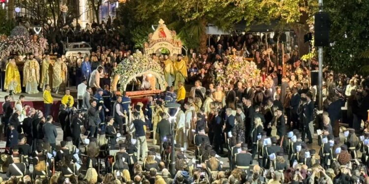 Αγρίνιο: Η συγκλονιστική συνάντηση των Επιταφίων στην Πλατεία Δημοκρατίας τη Μ. Παρασκευή (ΦΩΤΟ – ΒΙΝΤΕΟ)