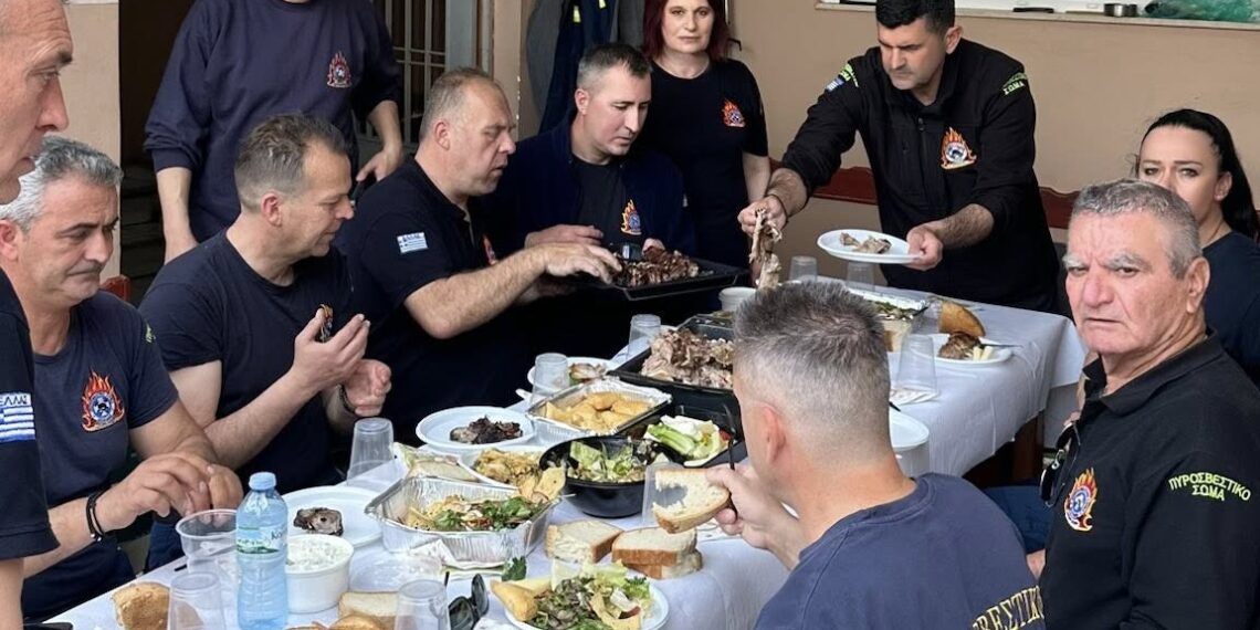 Πάσχα στο καθήκον: Οι πυροσβέστες της Π.Υ. Αγρινίου φύλακες της ζωής, με ένα λιτό πασχαλινό τραπέζι