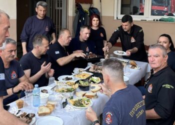 Πάσχα στο καθήκον: Οι πυροσβέστες της Π.Υ. Αγρινίου φύλακες της ζωής, με ένα λιτό πασχαλινό τραπέζι