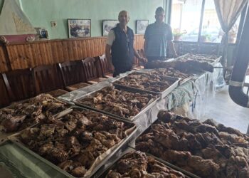 Αγρίνιο: Με αγάπη και προσφορά το ψήσιμο των αρνιών για τα πασχαλινά συσσίτια του Αγίου Δημητρίου